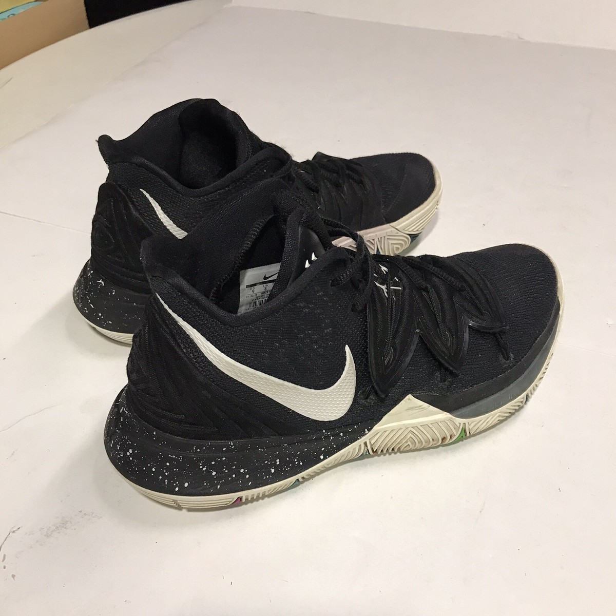 シューズ(男性用) Nike Kyrie 5 Black Magic Nike Kyrie 5 Black Magic Men's - AO2919-901/AO2918-901 - US