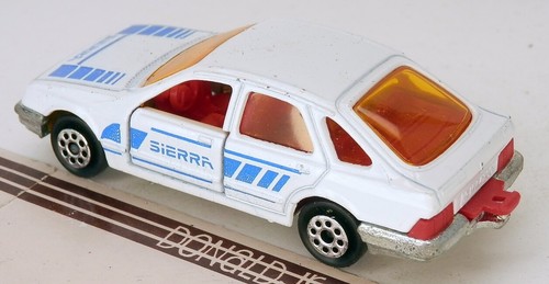 Ford Sierra (europeo) sedán de 5 puertas blanco escala 1:58 Majorette #272 década 1980 - Imagen 2 de 2
