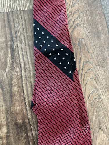 Cravatta collo stretto Wembley rossa con riflessi neri -TIES DESIGNER - Foto 4 di 5