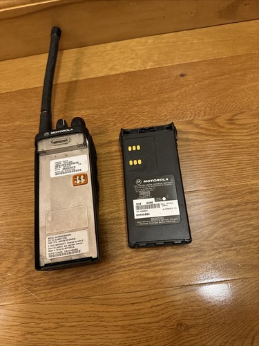 Motorola HT750 VHF Handheld Two Way Radio With Charging Base - Picture 7 of 9
