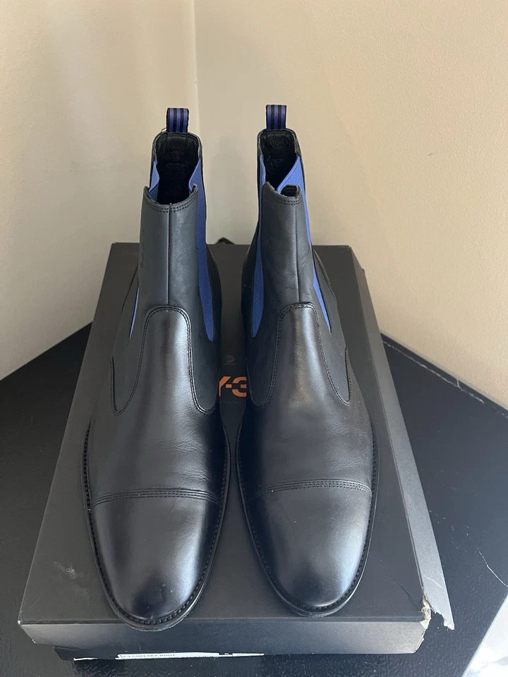 Botas Chelsea Y3, Cuero Negro y Acento Azul, Hombre Talla 10 Foto 2 de 4