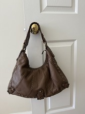 Borsa a tracolla Isabella Fiore in pelle con borchie marrone cioccolato