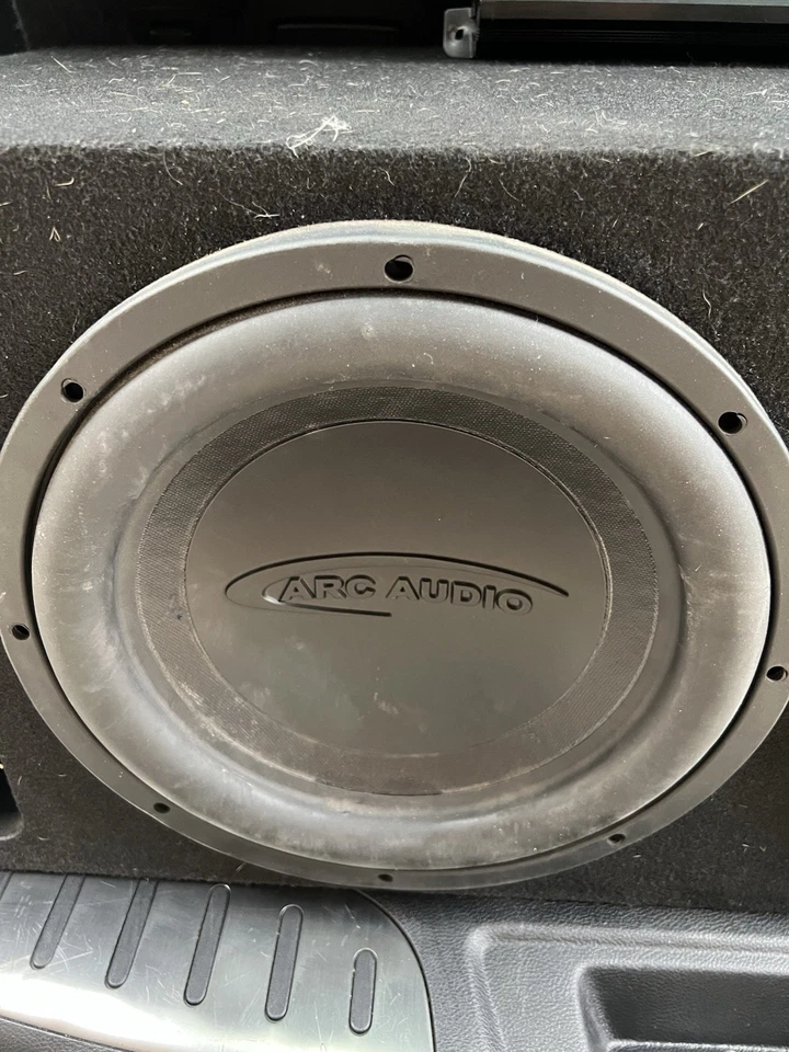 Subwoofer de audio de arco de 2 pulgadas con caja y amplificador recién sacado de un auto que vendí Foto 4 de 4