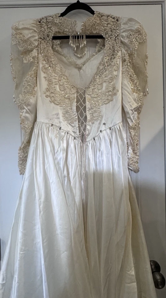 VINTAGE ALFRED ANGELO CUTOUT BACK LONG SLEEVES WEDDING GOWN SIZE 10 Damaged - Image 4 of 4