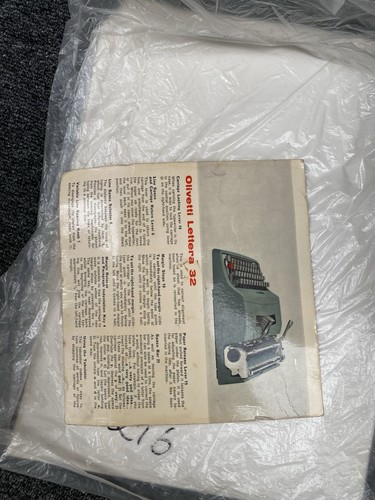 Vintage Olivetti Lettera 32 Portable Typewriter in Case - Picture 13 of 19