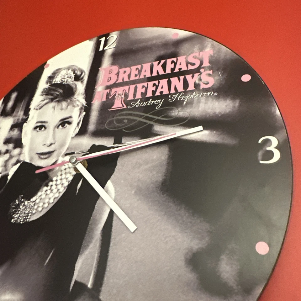 Relógio Audrey Hepburn BREAKFAST AT TIFFANY'S mostrador redondo 13,5" funciona/mão presa - Imagem 3 de 4