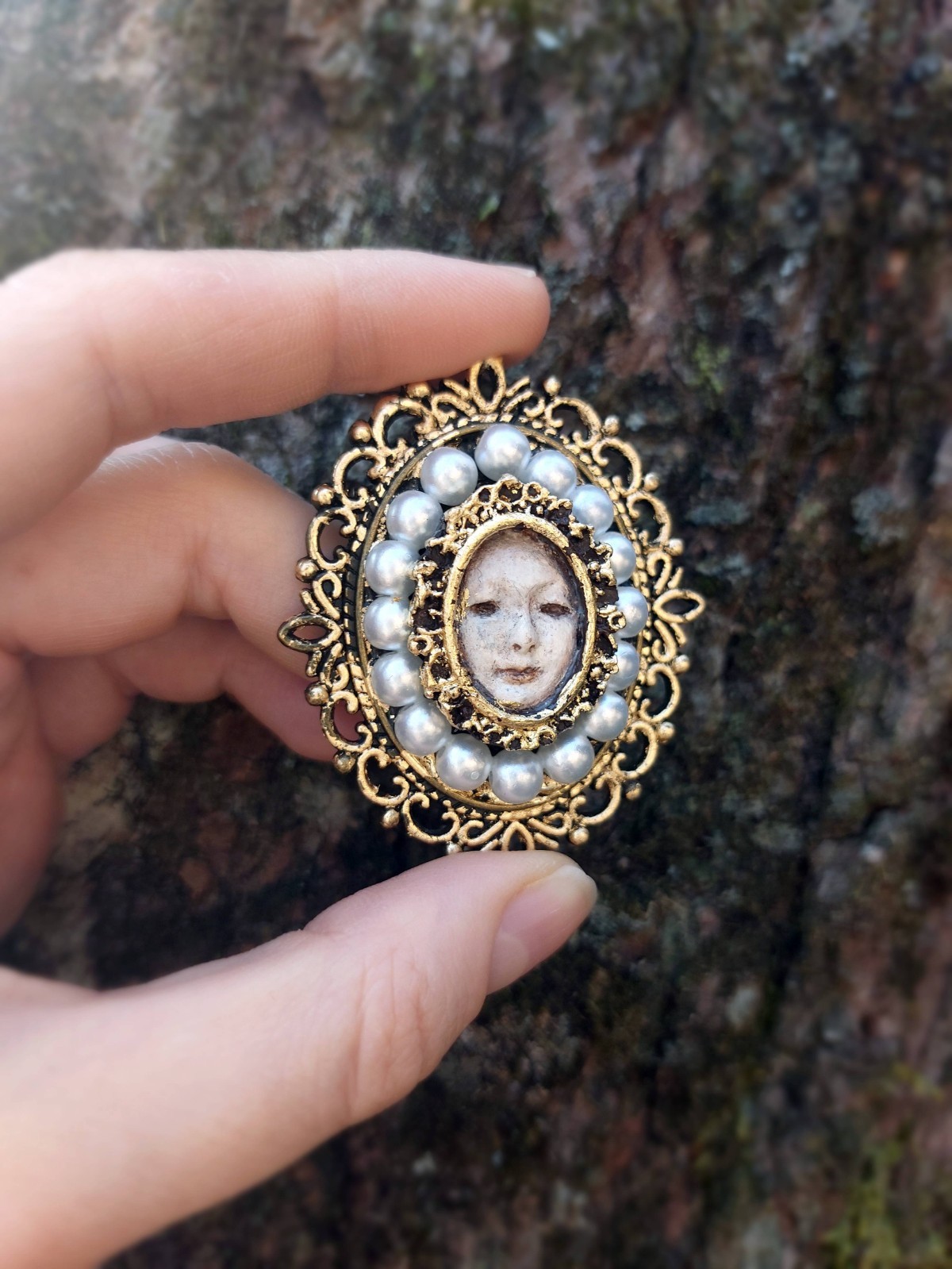 Broche facial hecho a mano