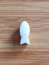 Weißer MAGNESIT Anhänger als kleiner Fisch gebohrter Heilstein Bijou Brigitte