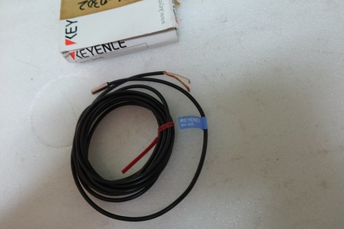 KEYENCE PROXIMITY SWITCH SH-305 - Picture 2 of 4