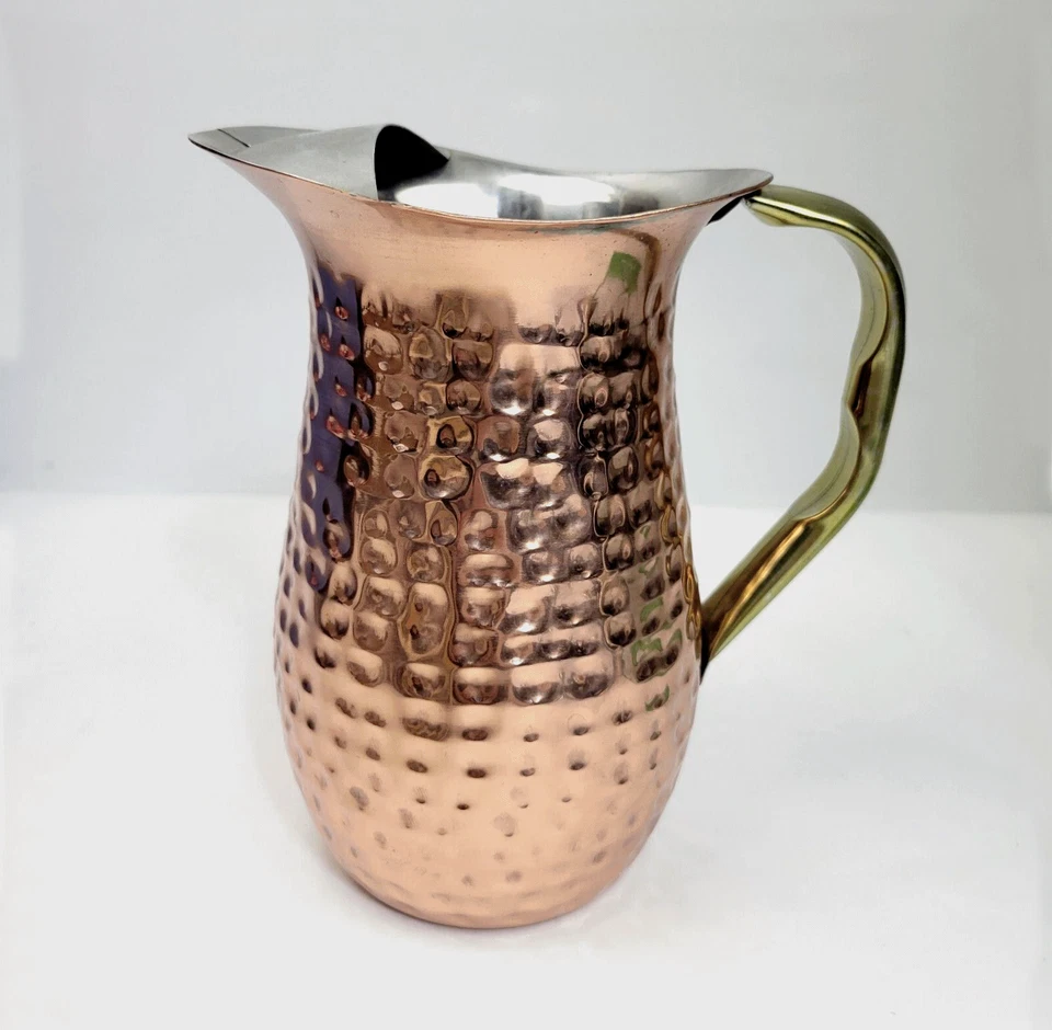 Jarra de metal de acero inoxidable de cobre martillado con protector de hielo y mango de latón de 8" Foto 2 de 4