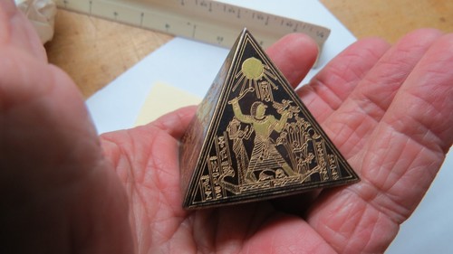 Ägyptisches geätztes Messing Kupferpyramide Briefbeschwerer HERGESTELLT IN ÄGYPTEN NEUWERTIG IN BOX L-2 - Bild 2 von 12