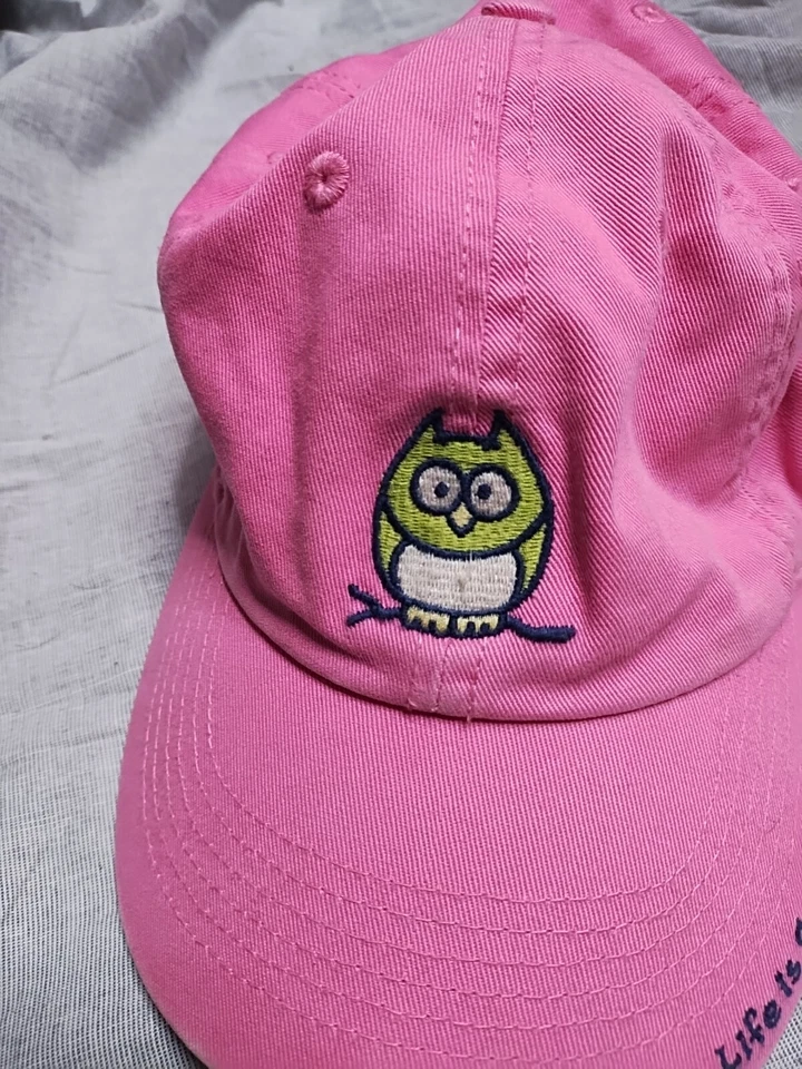 Gorra Life Is Good Youth S Rosa con Búho Bordado en una rama Foto 3 de 4