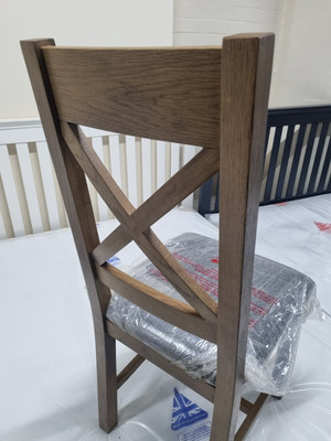 Neu 4 x montierte Esszimmerstühle massiv rustikal Eiche Kreuzlehne *Möbelhaus*