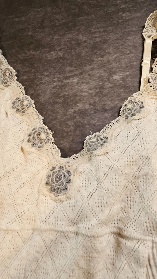 DKNY Lace Trim Slip Tank Top Beige Texture Knit Cami Dressy Boho,Hippie Y2K,90's - Image 3 of 4