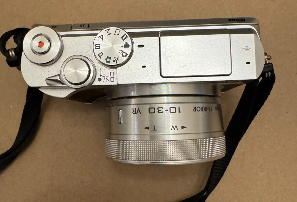 Cámara digital Nikon 1 J5 plateada 20,8 MP sin espejo con lente PD-ZOOM de 10-30 mm - USADA Foto 4 de 4