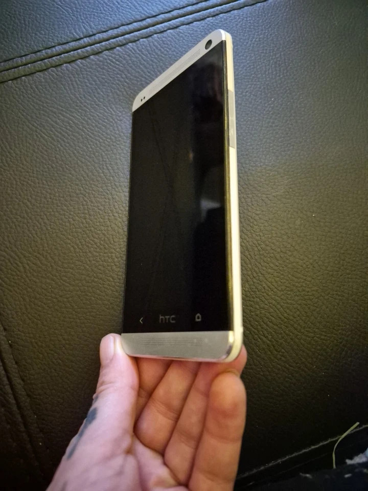 HTC One M7 Smartphone Silver - Image 4 of 4