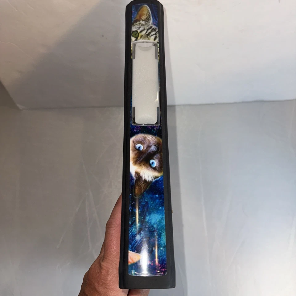 "Carpeta de vista de 3 anillos Space Cat Staples Better 1"" D diseñada por Michael Kent" Foto 4 de 4