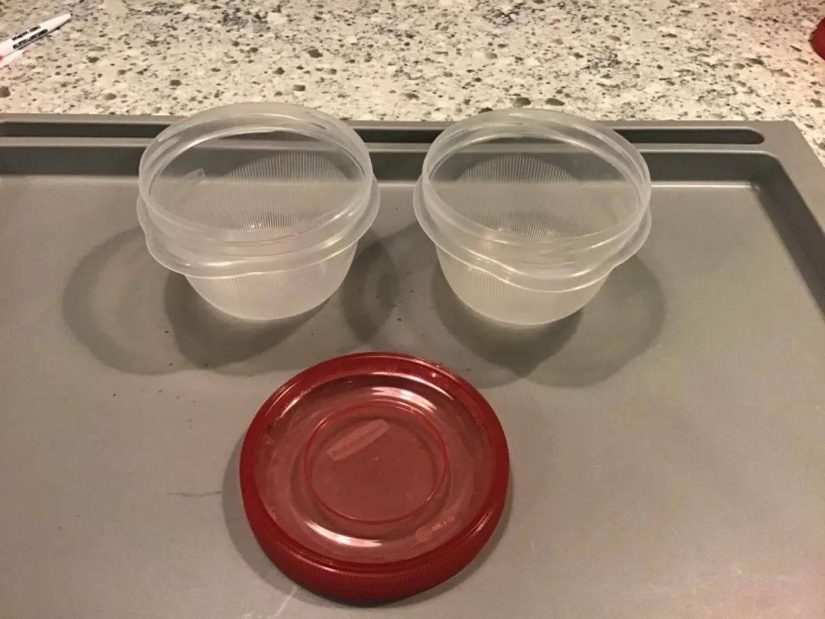 Lot of 2 Rubbermaid 2 Cup Food Containers Clear with Single Red Screw on Lid