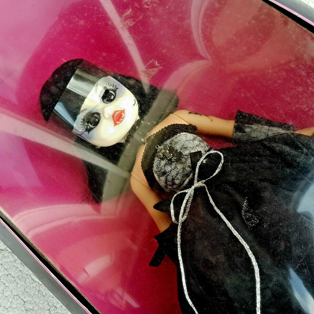 THE GOTHIC VAMPS DOLL. XL: 18