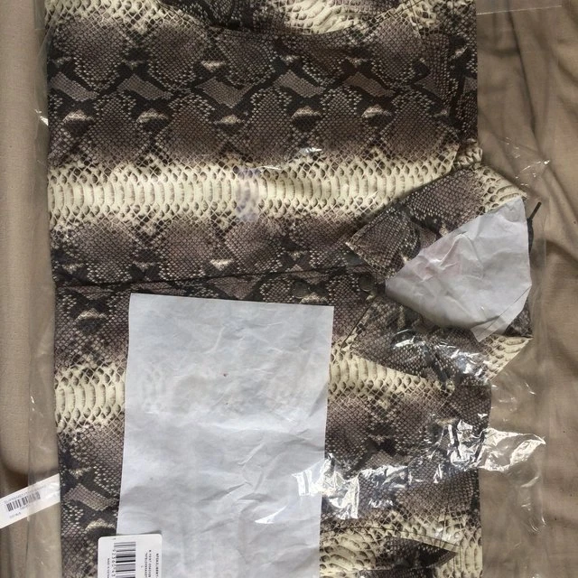 Veste d'entraîneur Supreme x North Face en peau de serpent noire grande à la main