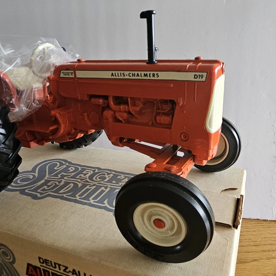 1990 Ertl 1/16 Scale Allis Chalmers D19 Diesel Toy Tractor Special Edition NIB! - Image 2 of 4