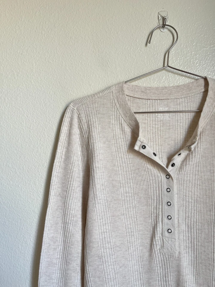 Camiseta Aerie Heart-Eyes Waffle Henley Manga Larga en Beige Jaspeado Talla MEDIANA Foto 2 de 4