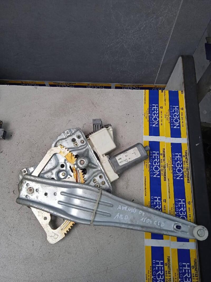 take 698305100 rear power window rh for TOYOTA AVENSIS BERLINA