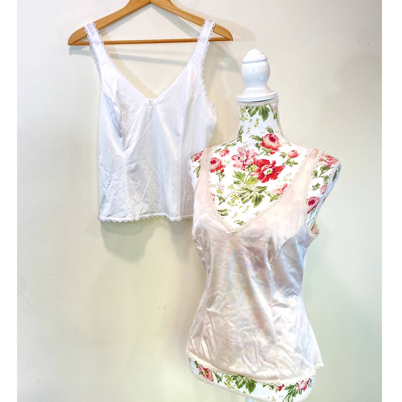 VTG Bundle Warners /JC PENNEY Perfect Measure Lace trim VNeck