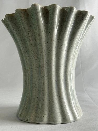 1950s mid-century Bauer ART POTTERY  SPECKLE FLUTED LRG FLOWER VASE