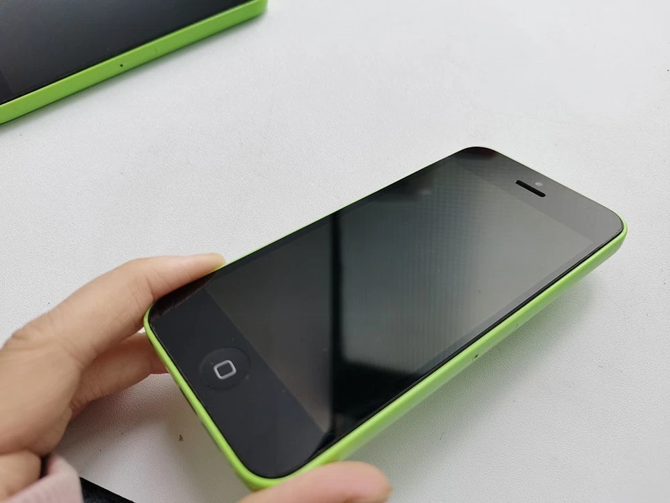 Apple iPhone 5c - 8 GB / 16 GB / 32GB - Green (Unlocked) 90% NE W - Image 3 of 4