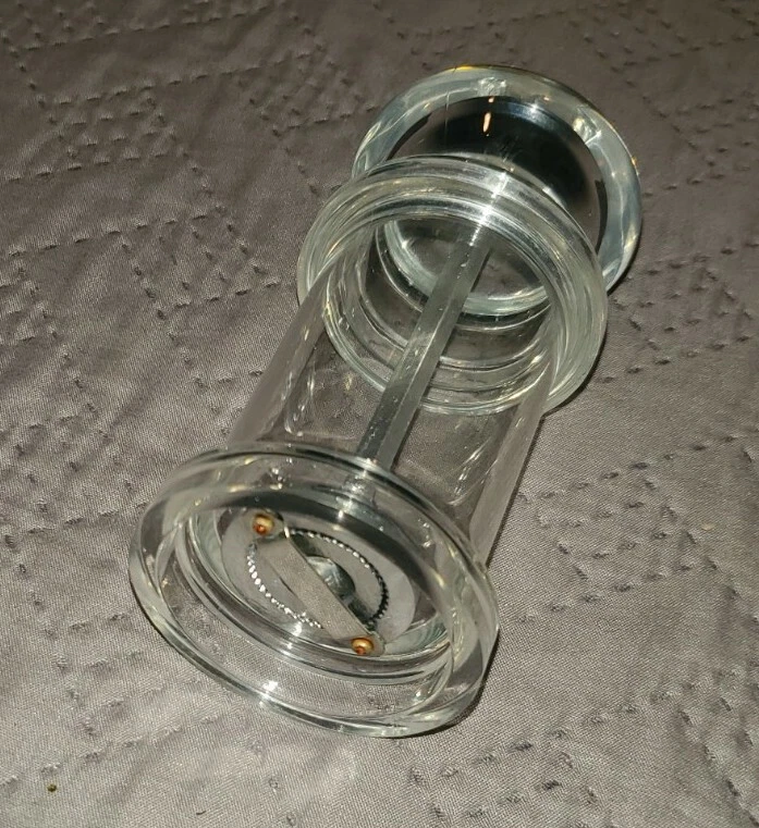 Molinillo de pimienta negra transparente Foto 3 de 4