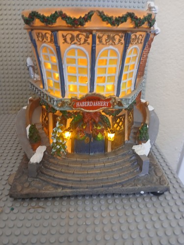 Lemax Carole Towne Collezione "Finn's Haberdashery" Villaggio di Natale Musicale - Foto 3 di 6