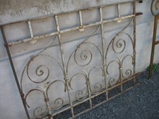 GRATA FERRO-BALCONE LIBERTY DISEGNO FLOREALE - CHIODI RIBATTUTI - 1920-30 EMILIA