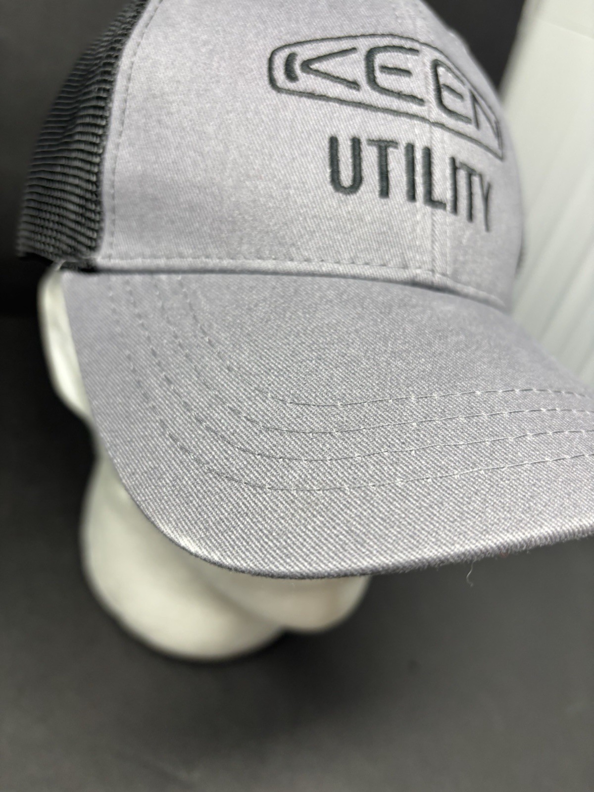 Cappello berretto a sfera Keen Utility grigio cinturino regolabile posteriore