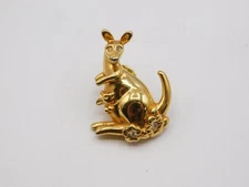 C470-VINTAGE PIN OR BROOCH~GOLD TONE~KANGAROO & JOEY~AVON~1.5" X 1.25"
