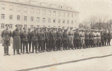 Privat Foto WK 2 WW2 Wehrmacht Soldaten Gruppe Kaserne Uniform Helm Schirmm&uuml;tze