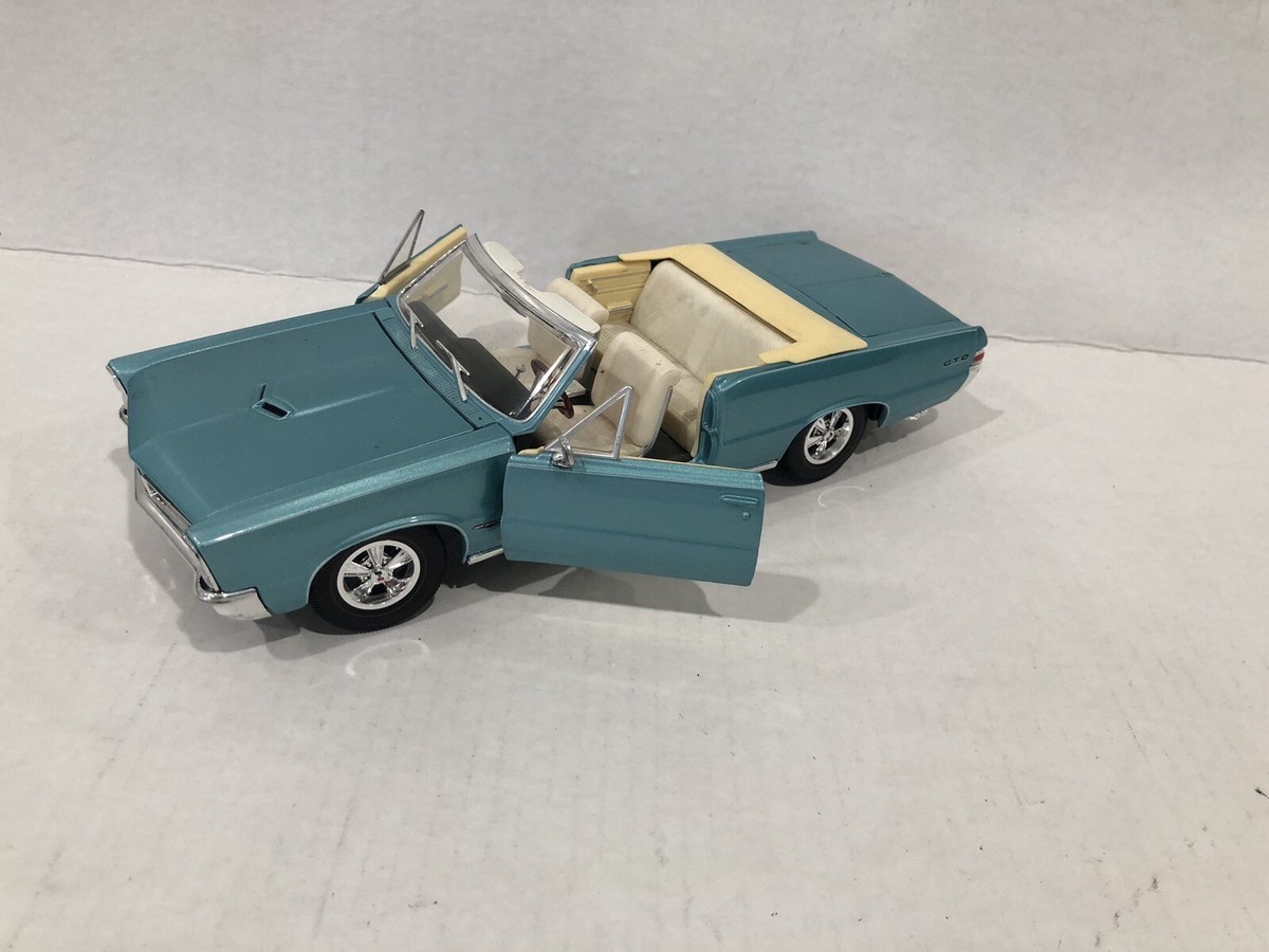 1965 Pontiac GTO ミニカー Maisto 1:18 Maisto 1:18 Scale 1965 Pontiac GTO Hurst Edition Car Play