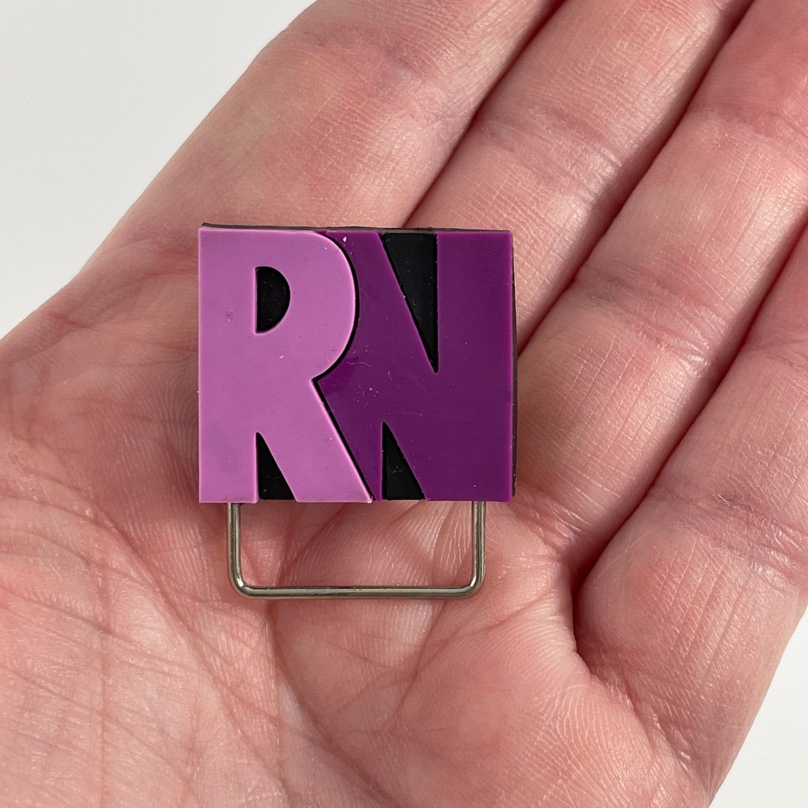 как выглядит RN ID Badge Holder Pin Clip Purple Registered Nurse фото