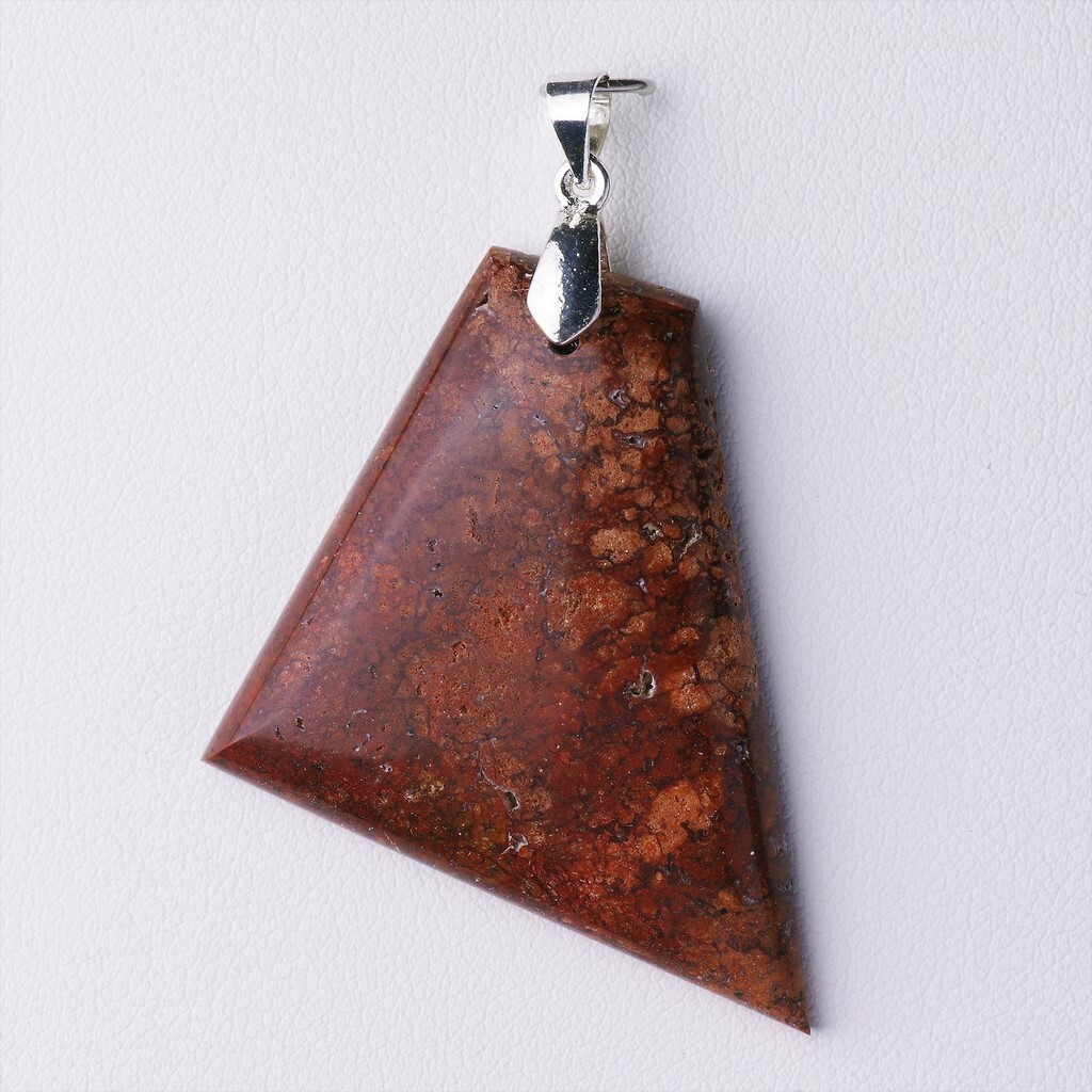 Pendentif d'exception en opale chocolat 42,31 ct et argent massif