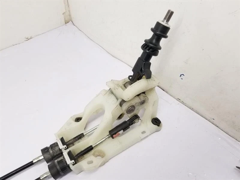 Toyota Yaris 2020 palanca de cambios + surround manual desconocido Foto 2 de 4