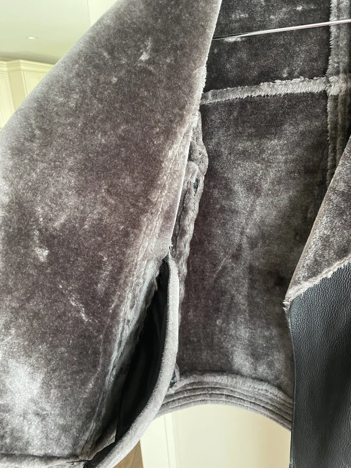 Jaqueta Zara Kids preta forrada de pele sintética de couro sintético tamanho 10 - Imagem 3 de 4