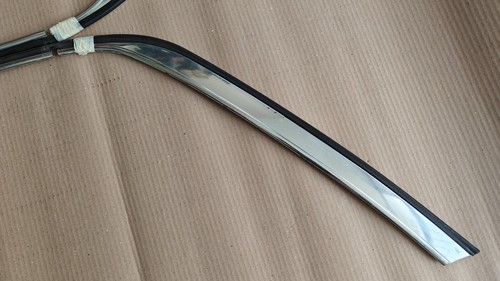 MERCEDES W114 W115 2-SERIES SEDAN LEFT AND RIGHT SET CHROME MOULDINGS COMPLETE - Foto 3 di 7