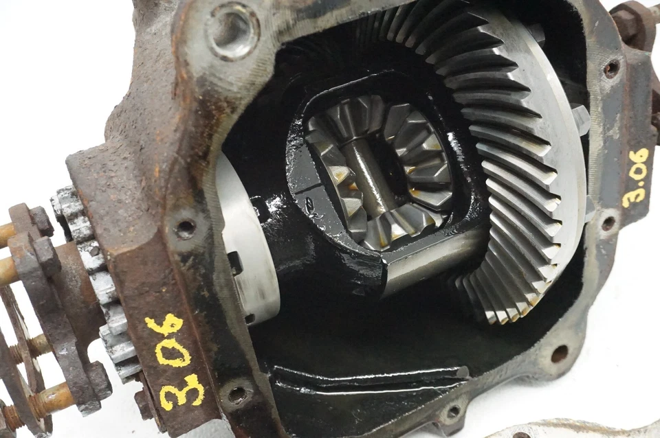 1998-1999 JAGUAR XJ8 VANDEN PLAS 4.0L REAR DIFFERENTIAL CARRIER OEM 3.06 Ratio - Image 4 of 4