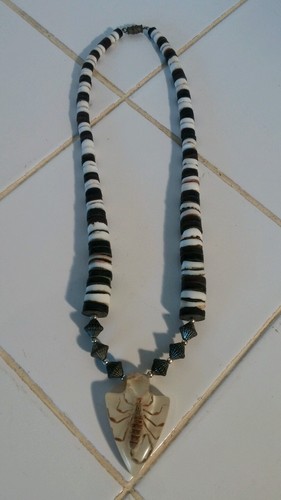 COLLANA GIROCOLLO VINTAGE RARA GRANDE CONCHIGLIA PUKA E PERLINE STERLING RESINA SCORPIONE - Foto 1 di 4