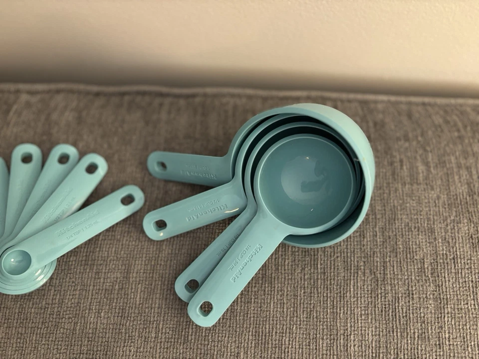 Juego de 9 tazas y cucharas medidoras Kitchen Aid verde azulado, asas de agarre suave Foto 3 de 4