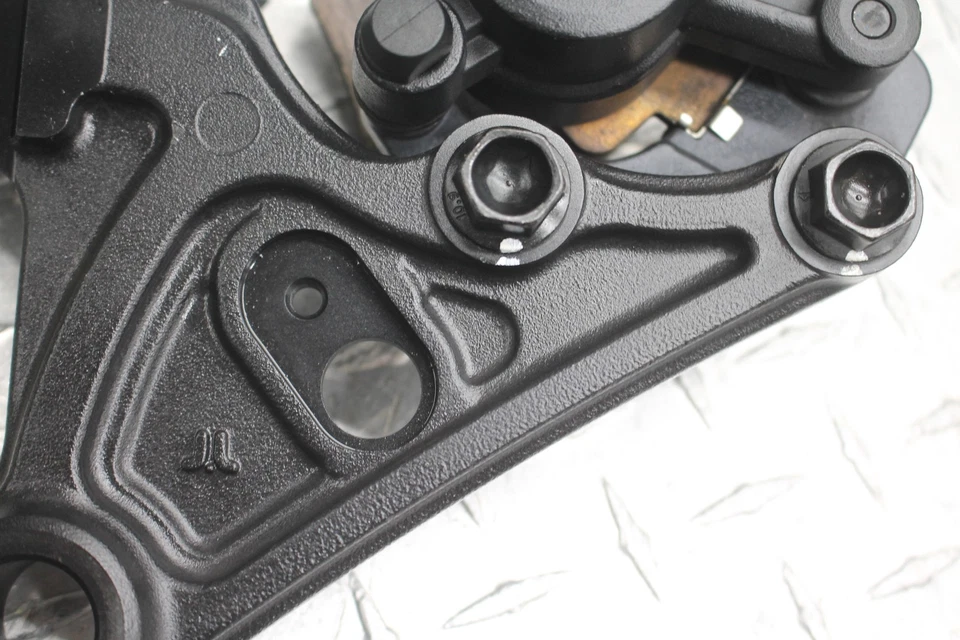 Pinza de freno trasera Indian Scout Sixty 2017 con soporte de montaje y sensor de velocidad Foto 2 de 4