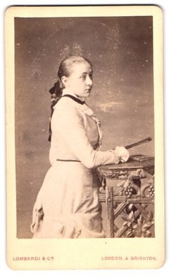 Fotografie Lombardi & Co., London, 13 Pall Mall East, Mädchen mit Zopf & Fächer 