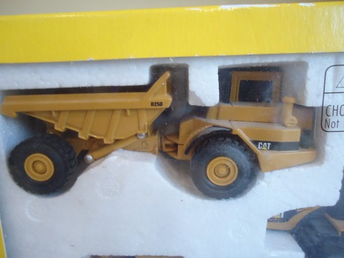 Norscot 1/64 Scale CAT Gift Set (12G Grader-D25D Truck-Challenger 45 Tractor) - Picture 4 of 6
