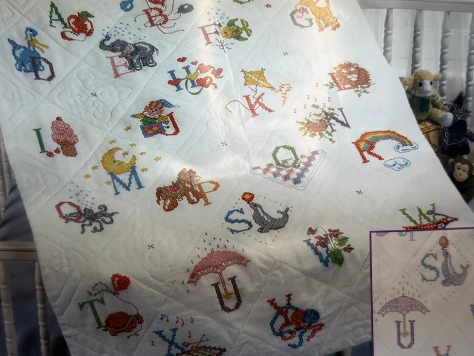 Kit de punto de cruz estampado BUCILLA - TOP COLCHA ALFABETO SUEÑOS - 34" X 34" Foto 2 de 3