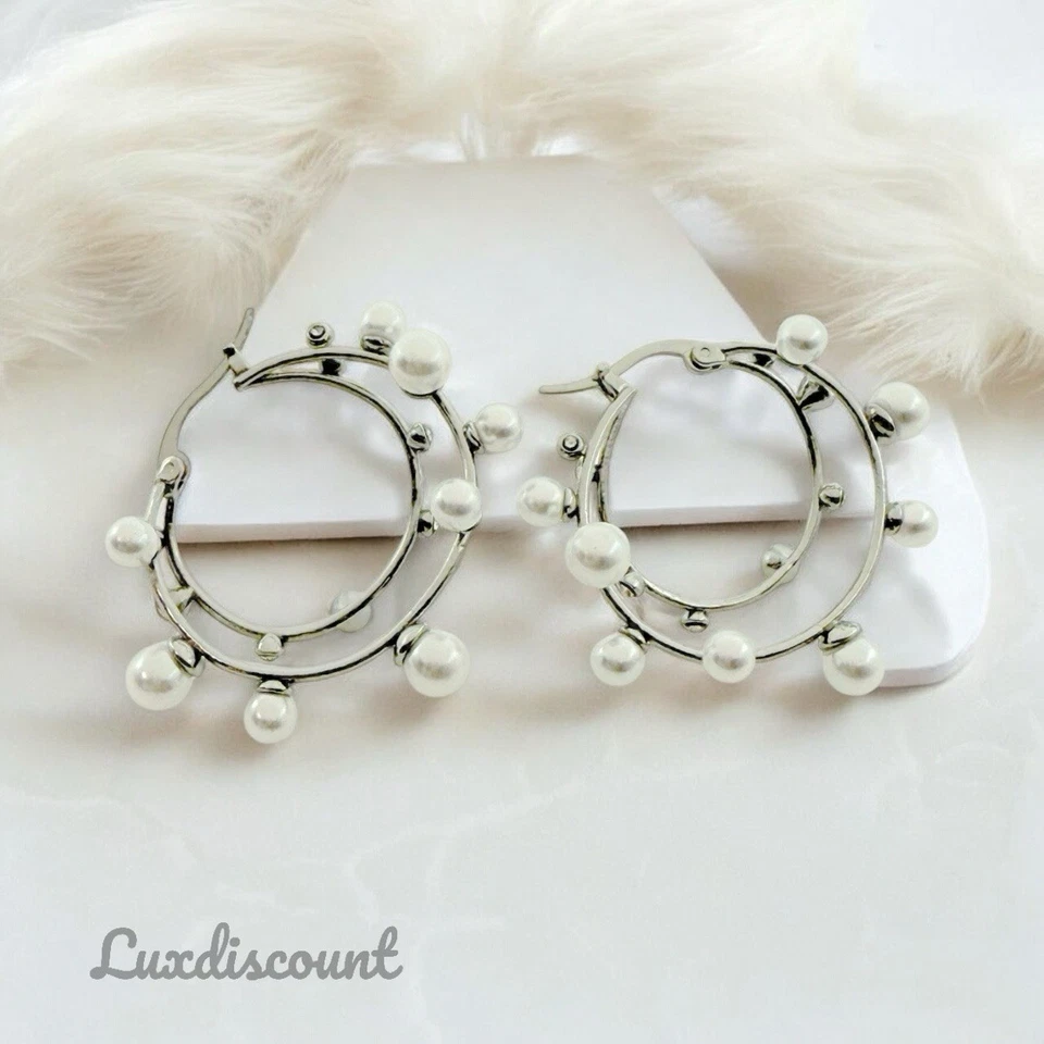 Pendientes de aro Tory Burch adornados con perlas en plata. Venta al por menor $178 Foto 3 de 4